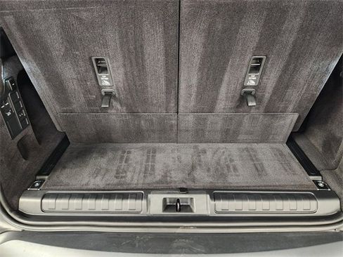 Used 2025 Land Rover Discovery S image 33