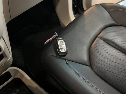 Used 2024 Chrysler Pacifica Touring-L image 21