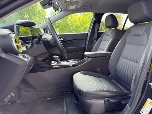 Used 2024 Chevrolet Trax LT w/ LT Convenience Package FWD image 2