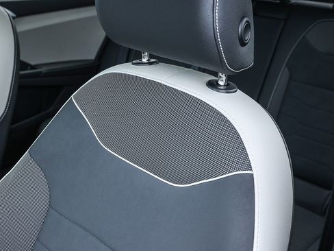 New 2025 Volkswagen Taos SE image 40