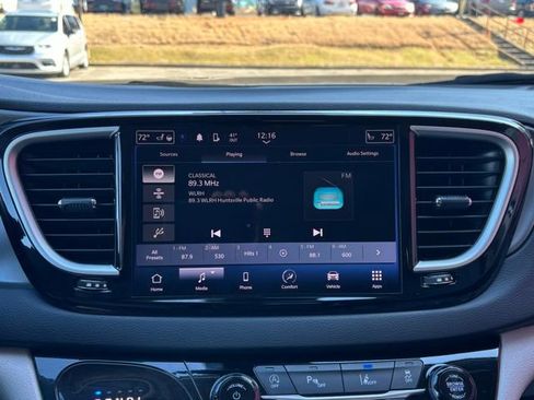 Used 2024 Chrysler Pacifica Touring-L image 29