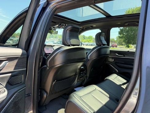 Used 2022 Jeep Grand Cherokee Overland w/ Luxury Tech Group IV AWD/4WD image 17