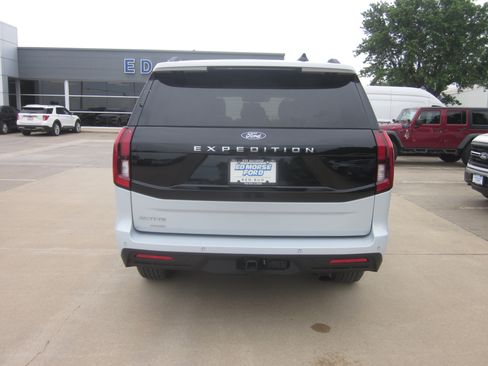 Used 2025 Ford Expedition Active RWD image 5