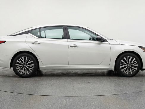 Used 2025 Nissan Altima 2.5 SV image 11