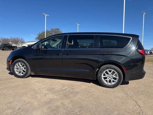 Used 2022 Chrysler Voyager LX image 4