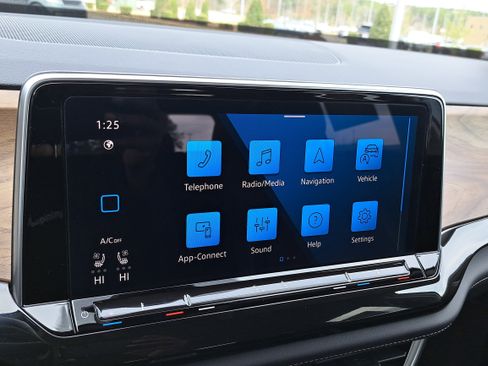 Certified 2025 Volkswagen Atlas SE image 22