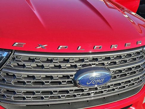 Used 2022 Ford Explorer XLT w/ Equipment Group 202A image 13