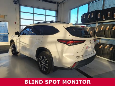 Used 2022 Toyota Highlander XLE image 3