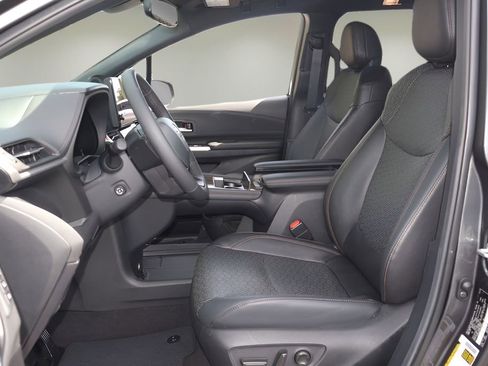 Used 2025 Toyota Sienna Limited FWD image 12
