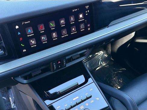 Used 2025 Porsche Cayenne image 37