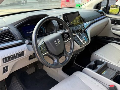 Used 2022 Honda Odyssey Elite image 2