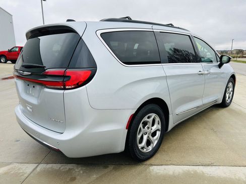 Used 2023 Chrysler Pacifica Limited image 41