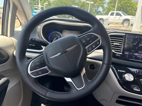 Used 2023 Chrysler Pacifica Touring-L FWD image 41