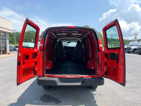Used 2018 Chevrolet Express 2500 w/ Driver Convenience Package RWD image 28