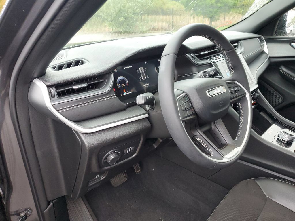 Used 2023 Jeep Grand Cherokee Altitude AWD/4WD image 19
