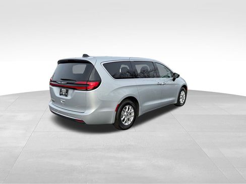 Used 2024 Chrysler Pacifica Touring-L image 8