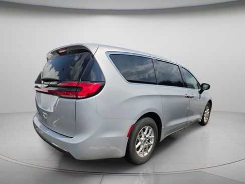 Used 2023 Chrysler Pacifica Touring-L FWD image 5