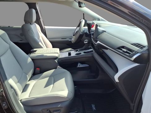 Used 2026 Toyota Sienna XLE AWD/4WD image 13