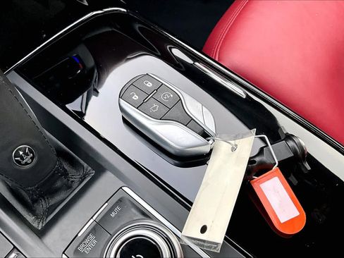 Used 2021 Maserati Levante image 15