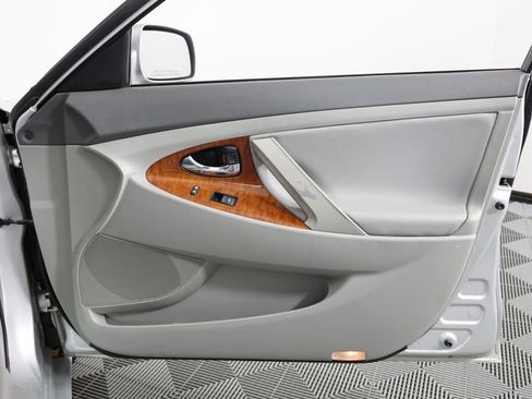 Used 2011 Toyota Camry XLE image 25