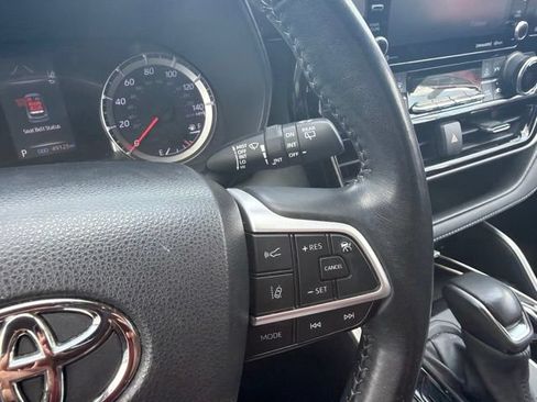 Used 2022 Toyota Highlander LE AWD/4WD image 12