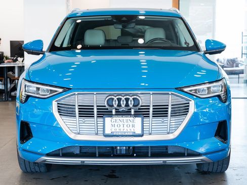 Used 2019 Audi e-tron Prestige w/ Prestige Package image 2