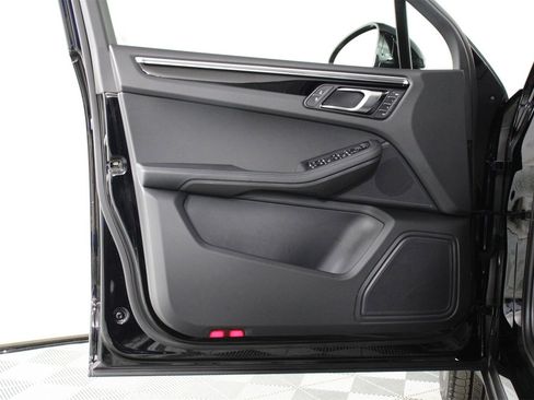 Used 2025 Porsche Macan image 20