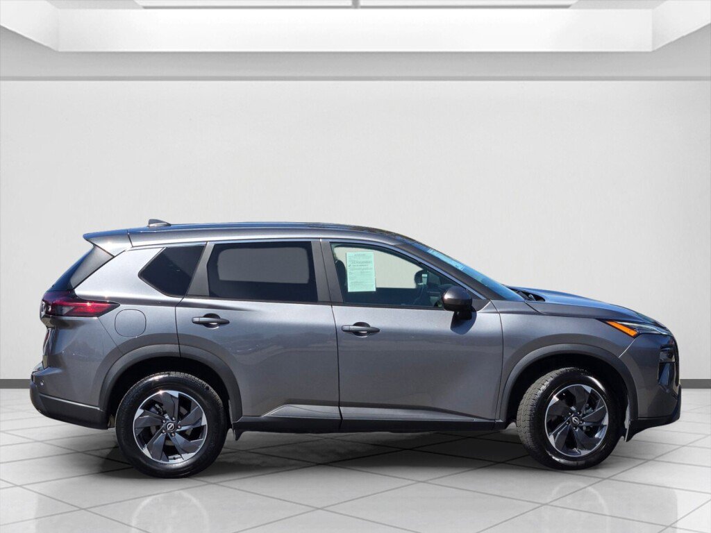 Used 2025 Nissan Rogue SV AWD/4WD image 4