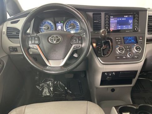 Used 2020 Toyota Sienna XLE image 7