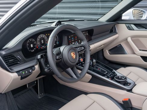 Certified 2025 Porsche 911 Carrera image 4