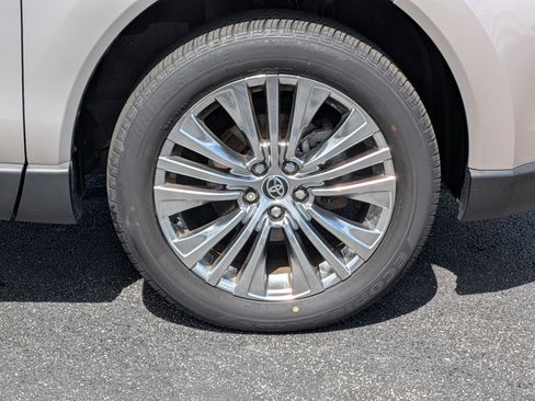 Used 2023 Toyota Venza XLE w/ Activity Package (TMS) AWD/4WD image 11