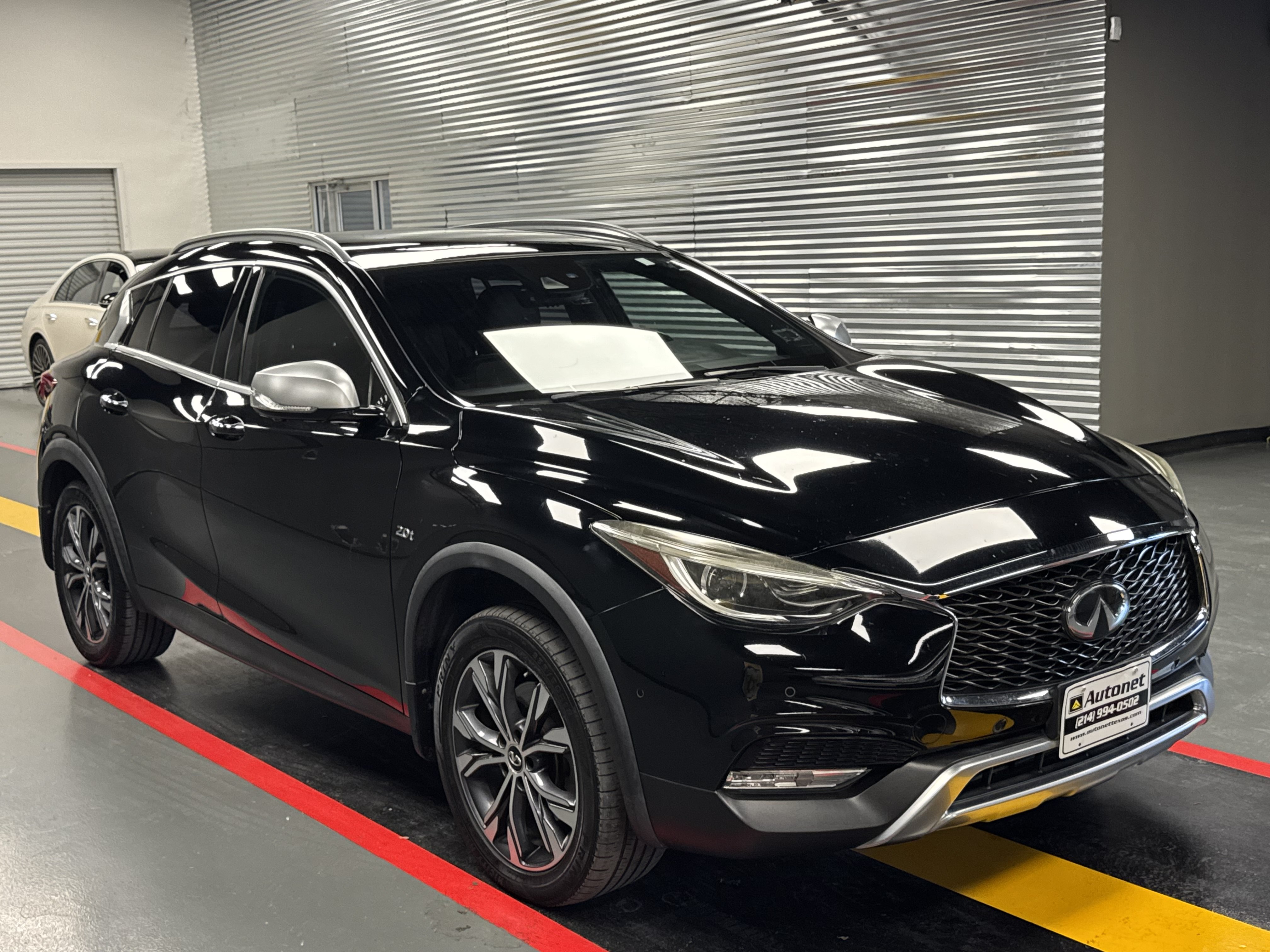 Used 2017 INFINITI QX30 Premium w/ Technology Package AWD/4WD image 2