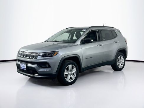 Used 2022 Jeep Compass Latitude image 1