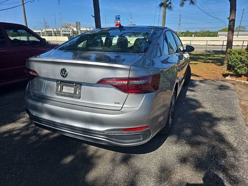 Used 2024 Volkswagen Jetta SE FWD image 2