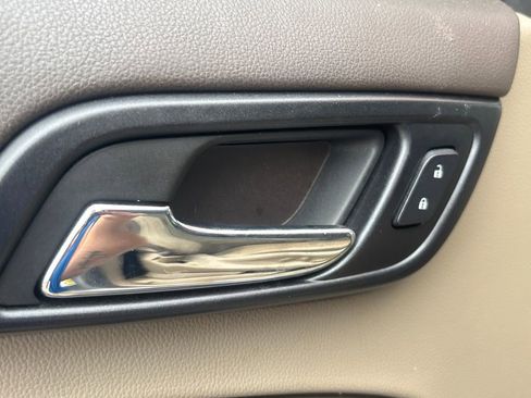 Used 2019 Chevrolet Suburban LT w/ Luxury Package image 8