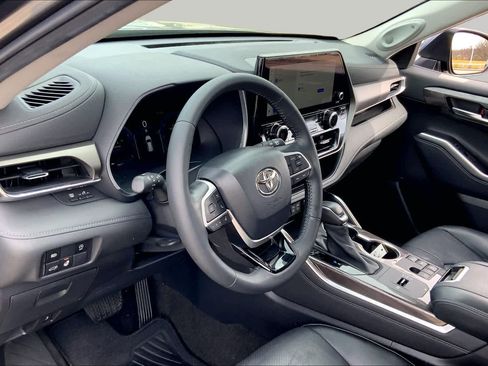 Used 2023 Toyota Highlander Limited FWD image 29