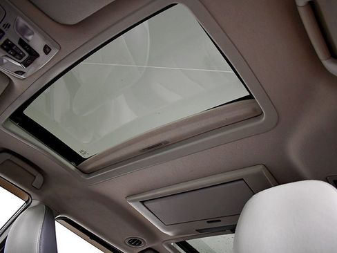 Used 2015 Toyota Sienna XLE image 31