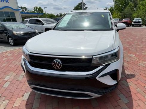Used 2022 Volkswagen Taos SE FWD image 4