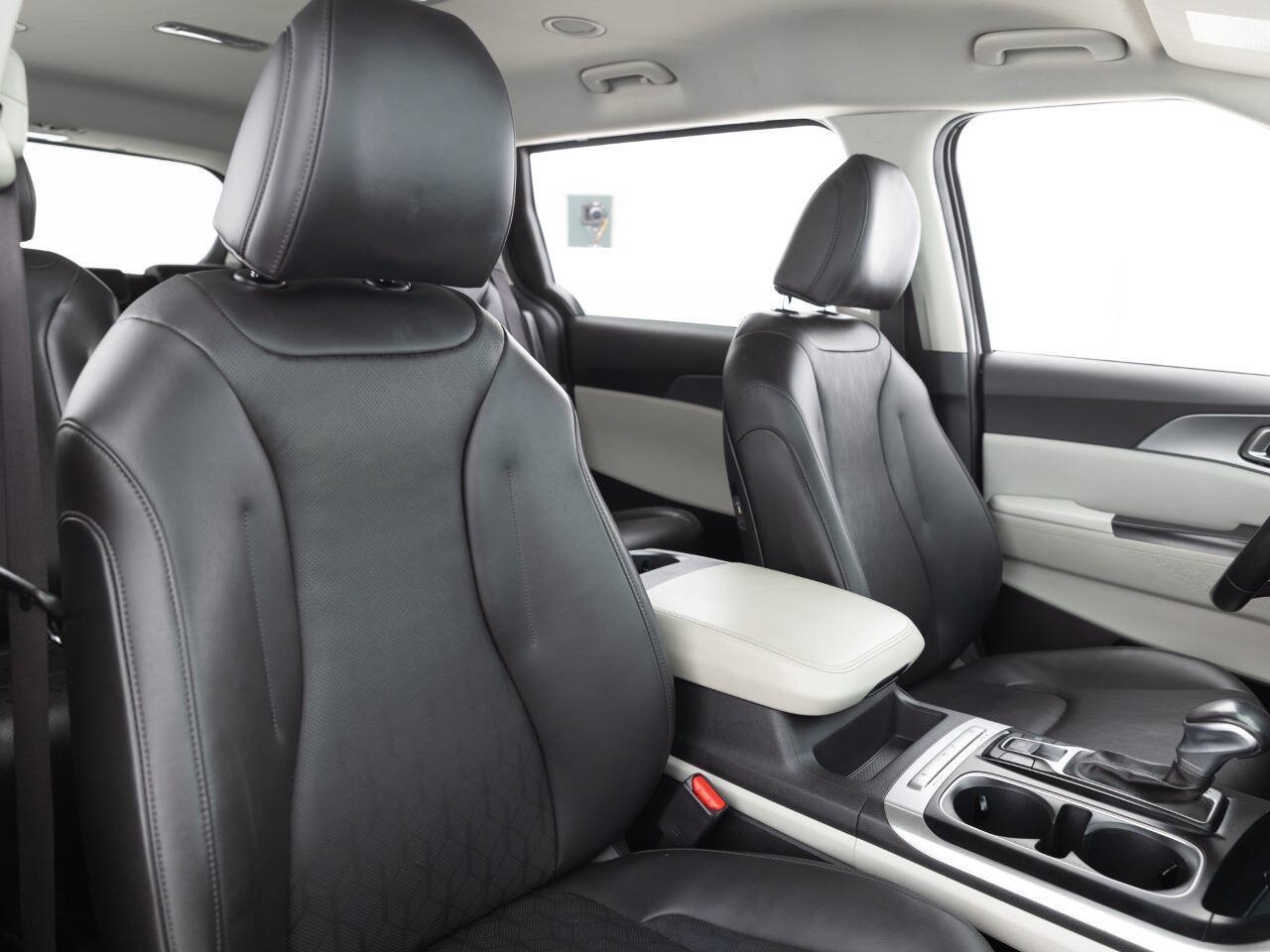 Used 2023 Kia Carnival LX FWD image 26