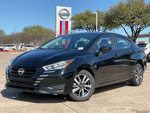 Used 2025 Nissan Versa SV image 2