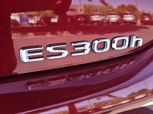 Used 2025 Lexus ES 300h w/ Premium Package image 5