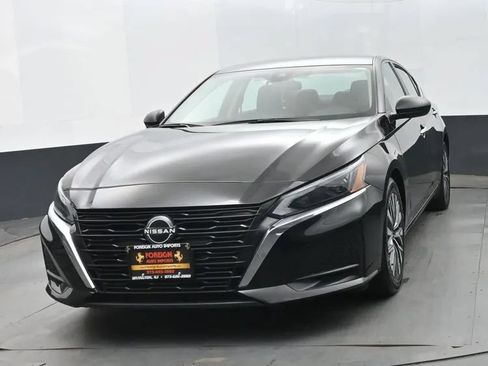 Used 2024 Nissan Altima 2.5 SV FWD image 1