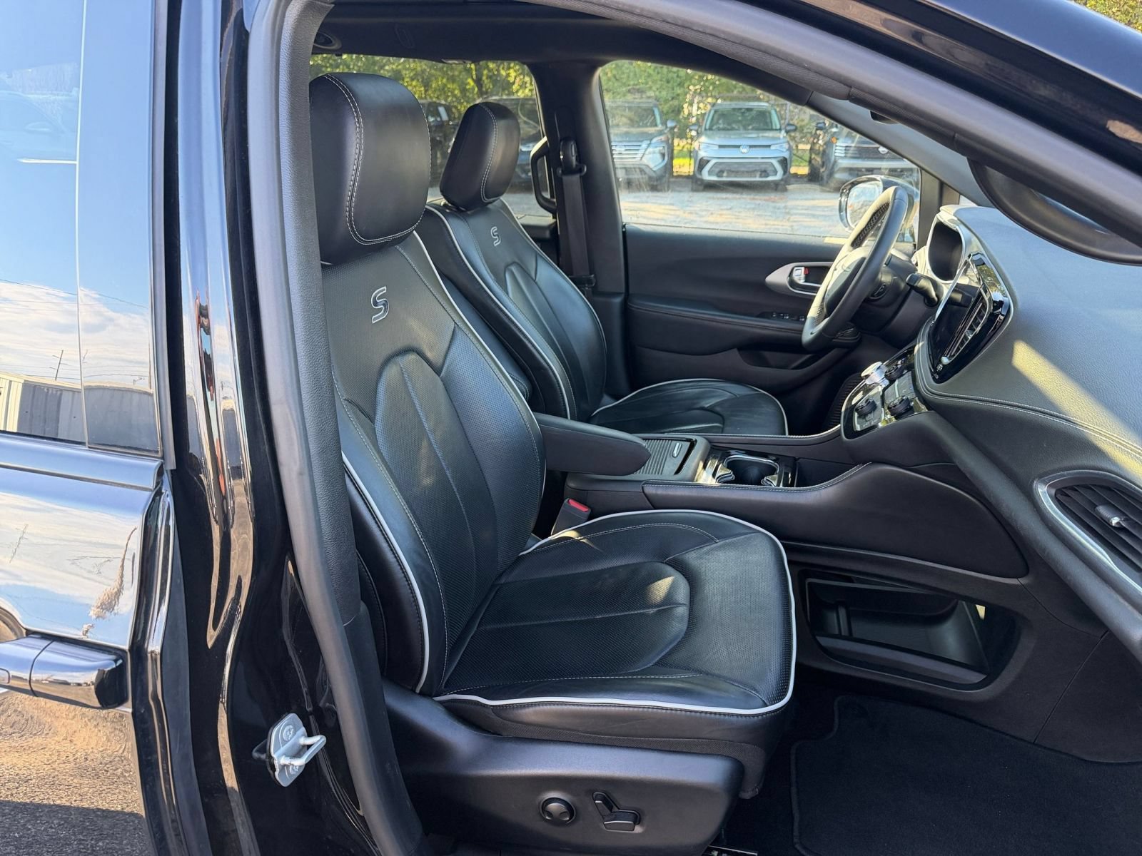 Used 2025 Chrysler Pacifica Limited FWD image 40