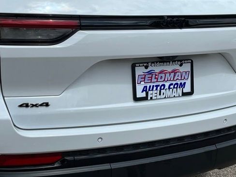 Used 2023 Jeep Grand Cherokee Altitude AWD/4WD image 31