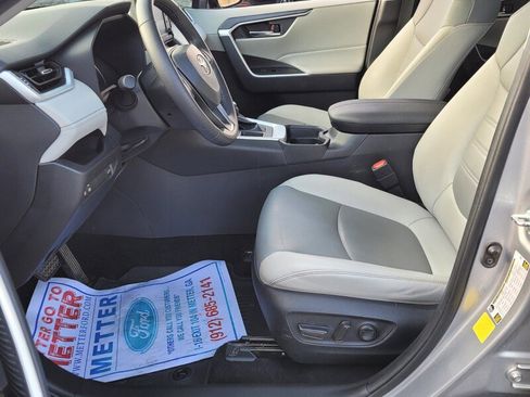 Used 2021 Toyota RAV4 XLE Premium image 5