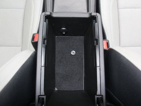 Used 2017 Toyota Camry SE image 16