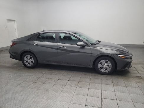 Used 2024 Hyundai Elantra SE FWD image 11