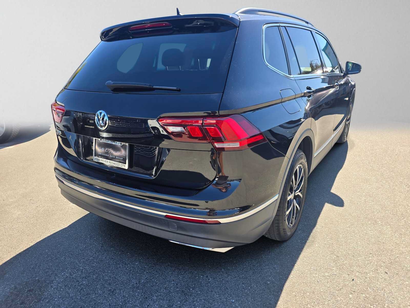 Used 2021 Volkswagen Tiguan SE w/ Panoramic Sunroof Package FWD image 5