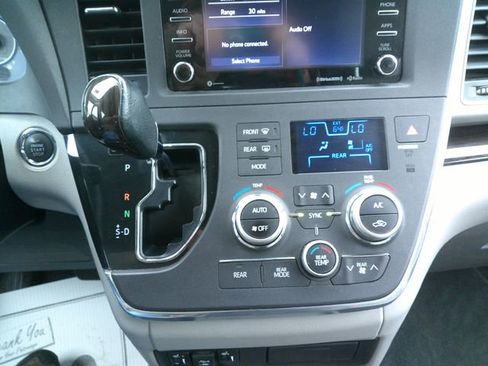 Used 2018 Toyota Sienna XLE image 16