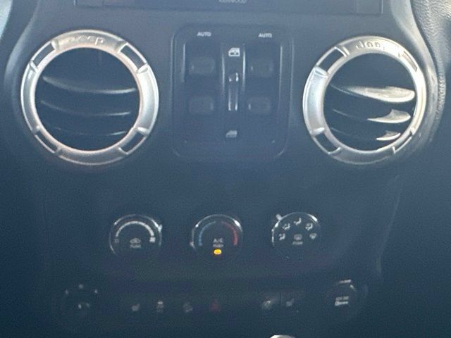 Used 2016 Jeep Wrangler Unlimited Sahara w/ Connectivity Group AWD/4WD image 28